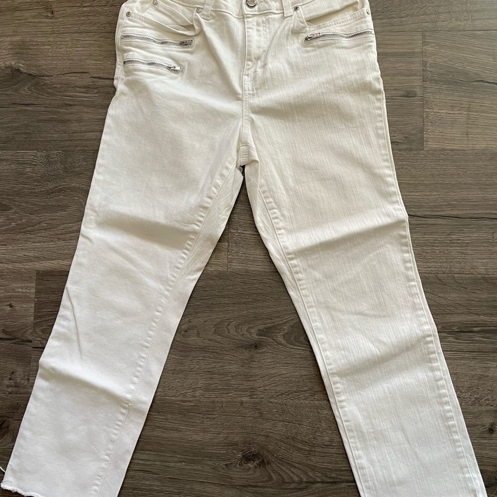 Jennifer Lopez White Zippered Capri jeans - from a smoke-free home.